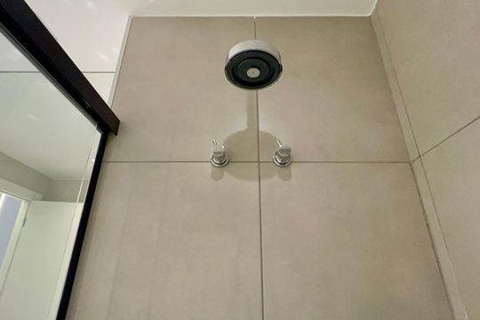 Apartamento com varanda, 2 quartos, churrasqueira e academia no condomínio para comprar. — Banheiro da Suíte 1