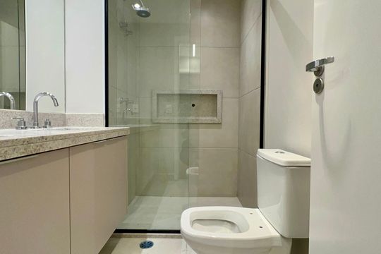 Apartamento com varanda, 2 quartos, churrasqueira e academia no condomínio para comprar. — Banheiro da Suíte 1