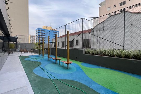 Apartamento com varanda, 2 quartos, churrasqueira e academia no condomínio para comprar. — Playground