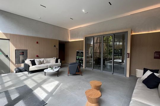 Apartamento com varanda, 2 quartos, churrasqueira e academia no condomínio para comprar. — Hall de entrada