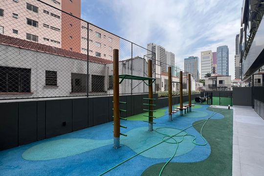 Apartamento com varanda, 2 quartos, churrasqueira e academia no condomínio para comprar. — Playground