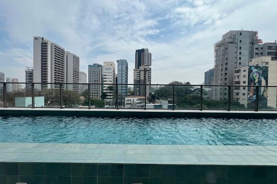 Apartamento com varanda, 2 quartos, churrasqueira e academia no condomínio para comprar. — Piscina