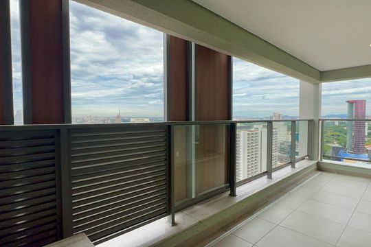 Apartamento com varanda, 2 quartos, churrasqueira e academia no condomínio para comprar. — Varanda da Suíte 1