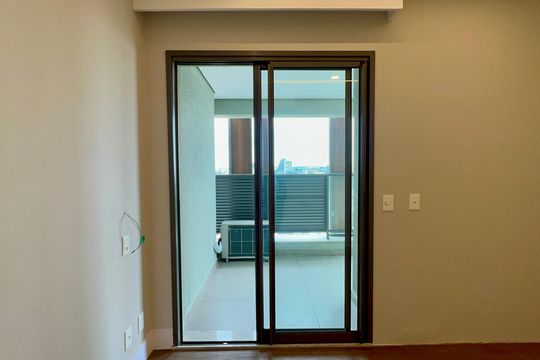 Apartamento com varanda, 2 quartos, churrasqueira e academia no condomínio para comprar. — Varanda da Suíte 1