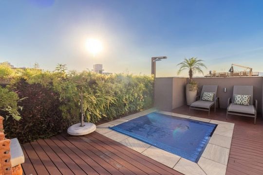 Comprar apartamento com 3 quartos, 1 suíte, closet e academia no condomínio. — Piscina