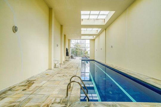 Comprar apartamento com 3 quartos, 1 suíte, closet e academia no condomínio. — Piscina