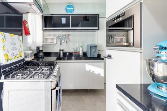 Comprar apartamento com 3 quartos, 1 suíte, closet e academia no condomínio. — Cozinha