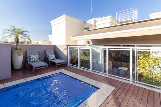 Comprar apartamento com 3 quartos, 1 suíte, closet e academia no condomínio. — Piscina