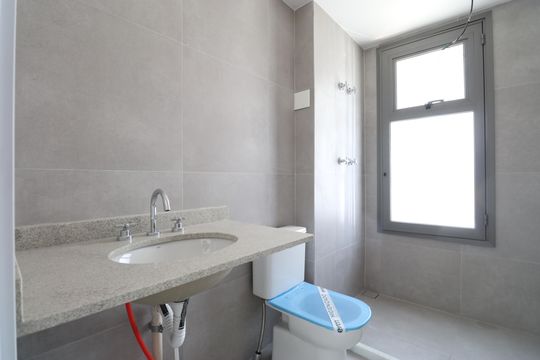 Apartamento à venda, com 396 m², 4 quartos e 4 vagas — Banheiro da Suíte 2