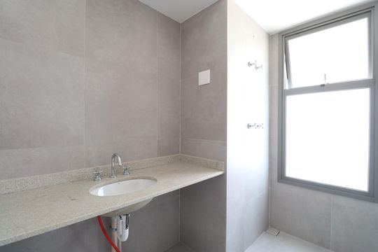 Apartamento à venda, com 396 m², 4 quartos e 4 vagas — Banheiro da Suíte 1