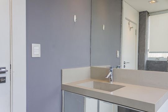 Apartamento mobiliado em Perdizes, 2 quartos, 1 suíte, academia no condomínio. Ideal para comprar. — Banheiro Social