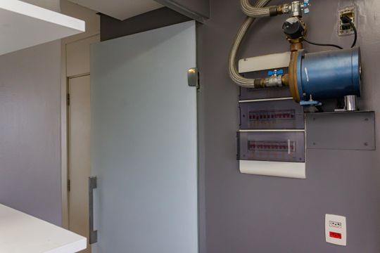 Apartamento mobiliado em Perdizes, 2 quartos, 1 suíte, academia no condomínio. Ideal para comprar. — Área de Serviço