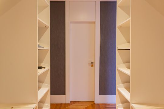 Apartamento mobiliado em Perdizes, 2 quartos, 1 suíte, academia no condomínio. Ideal para comprar. — Closet da suíte