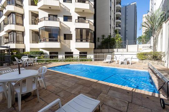 Apartamento mobiliado em Perdizes, 2 quartos, 1 suíte, academia no condomínio. Ideal para comprar. — Área comum - Piscina