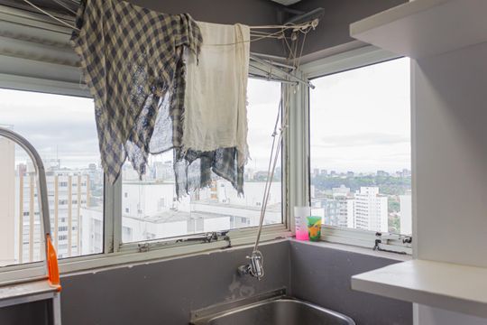 Apartamento mobiliado em Perdizes, 2 quartos, 1 suíte, academia no condomínio. Ideal para comprar. — Área de Serviço