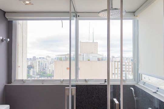 Apartamento mobiliado em Perdizes, 2 quartos, 1 suíte, academia no condomínio. Ideal para comprar. — Banheiro Social