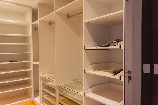 Apartamento mobiliado em Perdizes, 2 quartos, 1 suíte, academia no condomínio. Ideal para comprar. — Closet da suíte