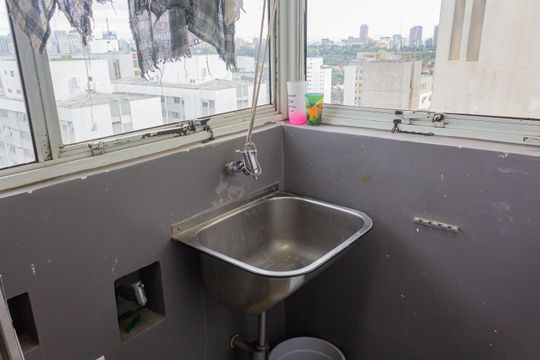 Apartamento mobiliado em Perdizes, 2 quartos, 1 suíte, academia no condomínio. Ideal para comprar. — Área de Serviço
