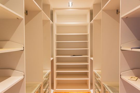 Apartamento mobiliado em Perdizes, 2 quartos, 1 suíte, academia no condomínio. Ideal para comprar. — Closet da suíte