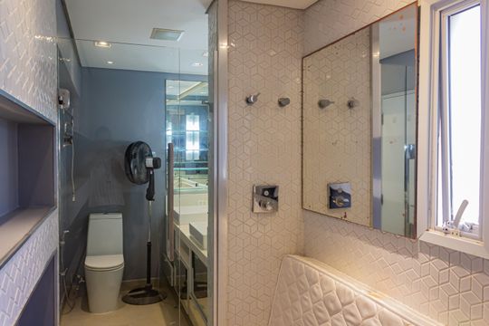 Apartamento mobiliado em Perdizes, 2 quartos, 1 suíte, academia no condomínio. Ideal para comprar. — Banheiro da Suíte