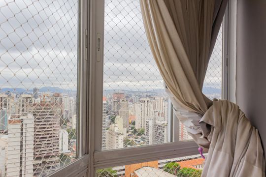 Apartamento mobiliado em Perdizes, 2 quartos, 1 suíte, academia no condomínio. Ideal para comprar. — Varanda do Quarto