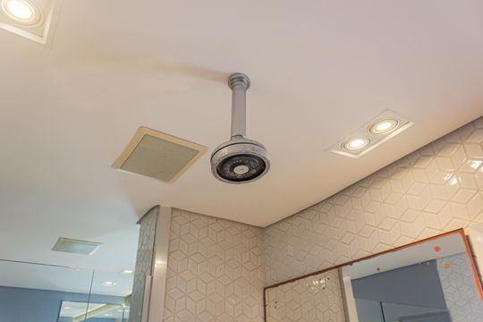 Apartamento mobiliado em Perdizes, 2 quartos, 1 suíte, academia no condomínio. Ideal para comprar. — Banheiro da Suíte