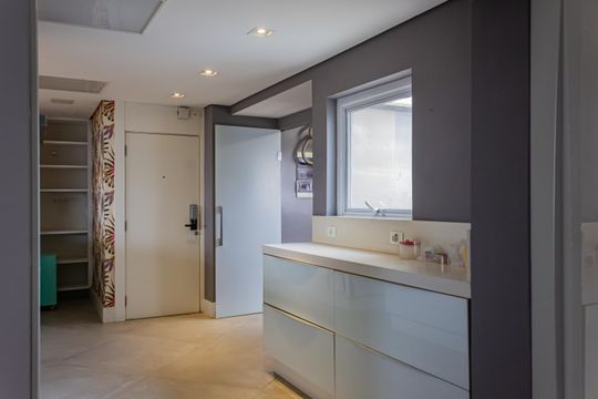 Apartamento mobiliado em Perdizes, 2 quartos, 1 suíte, academia no condomínio. Ideal para comprar. — Cozinha