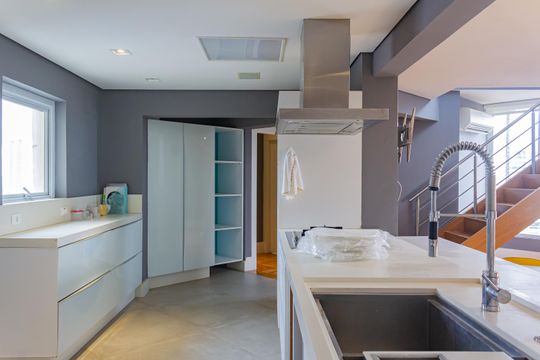 Apartamento mobiliado em Perdizes, 2 quartos, 1 suíte, academia no condomínio. Ideal para comprar. — Cozinha