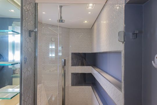 Apartamento mobiliado em Perdizes, 2 quartos, 1 suíte, academia no condomínio. Ideal para comprar. — Banheiro da Suíte