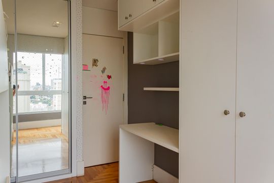 Apartamento mobiliado em Perdizes, 2 quartos, 1 suíte, academia no condomínio. Ideal para comprar. — Quarto