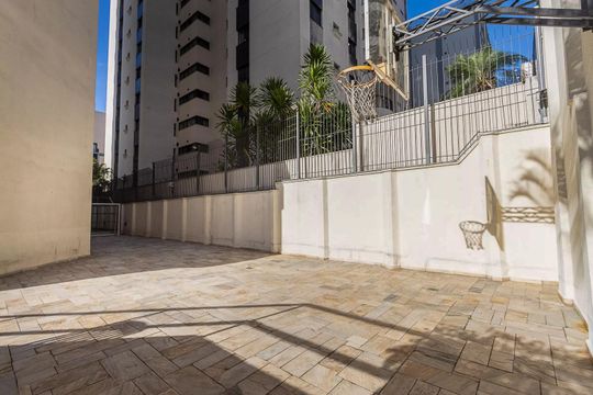 Apartamento mobiliado em Perdizes, 2 quartos, 1 suíte, academia no condomínio. Ideal para comprar. — Quadra Esportiva
