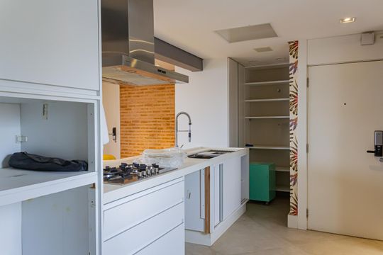 Apartamento mobiliado em Perdizes, 2 quartos, 1 suíte, academia no condomínio. Ideal para comprar. — Cozinha