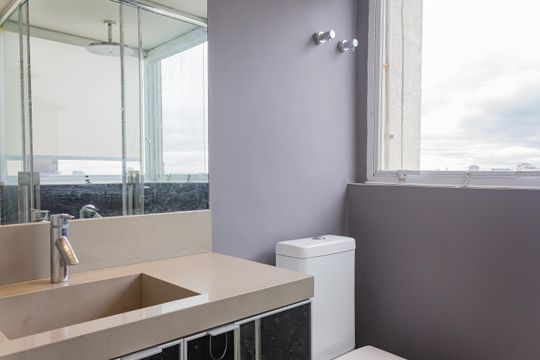 Apartamento mobiliado em Perdizes, 2 quartos, 1 suíte, academia no condomínio. Ideal para comprar. — Banheiro Social