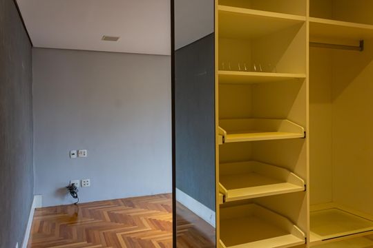 Apartamento mobiliado em Perdizes, 2 quartos, 1 suíte, academia no condomínio. Ideal para comprar. — Closet da suíte