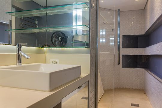 Apartamento mobiliado em Perdizes, 2 quartos, 1 suíte, academia no condomínio. Ideal para comprar. — Banheiro da Suíte