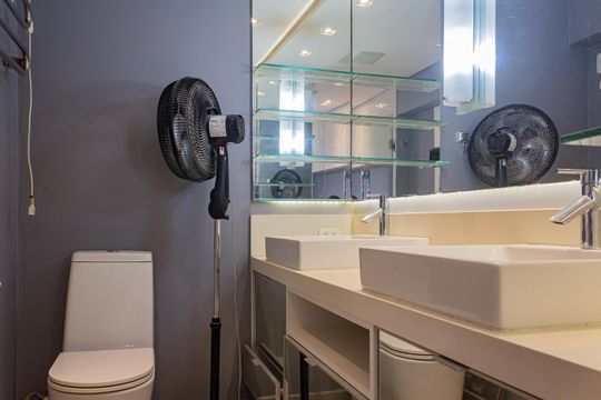 Apartamento mobiliado em Perdizes, 2 quartos, 1 suíte, academia no condomínio. Ideal para comprar. — Banheiro da Suíte