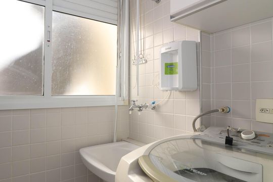 Venda de apartamento com 2 quartos, 1 suíte e piscina no condomínio. — Área de Serviço