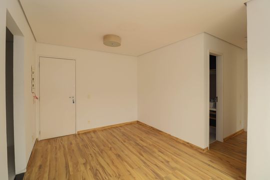 Venda de apartamento com 2 quartos, 1 suíte e piscina no condomínio. — Sala