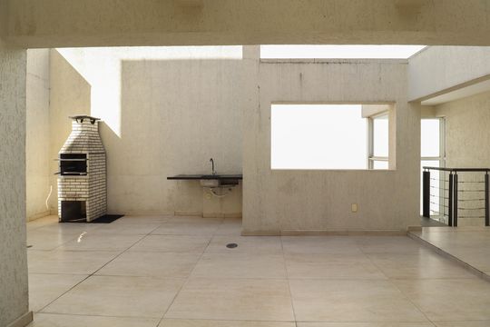 Venda de apartamento com 2 quartos, 1 suíte e piscina no condomínio. — Terraço