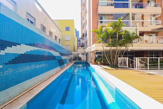 Venda de apartamento com 2 quartos, 1 suíte e piscina no condomínio. — Área comum