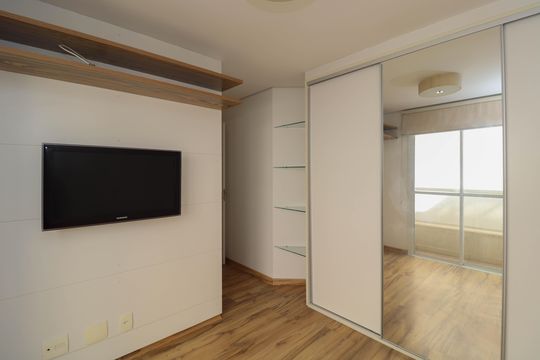 Venda de apartamento com 2 quartos, 1 suíte e piscina no condomínio. — Suíte
