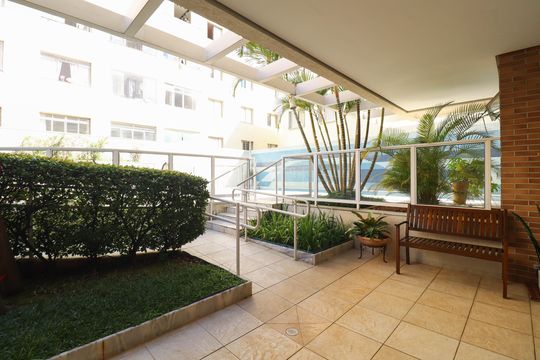 Venda de apartamento com 2 quartos, 1 suíte e piscina no condomínio. — Área comum - Playground
