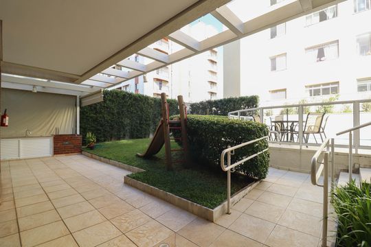 Venda de apartamento com 2 quartos, 1 suíte e piscina no condomínio. — Área comum - Playground