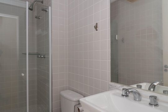 Venda de apartamento com 2 quartos, 1 suíte e piscina no condomínio. — Banheiro
