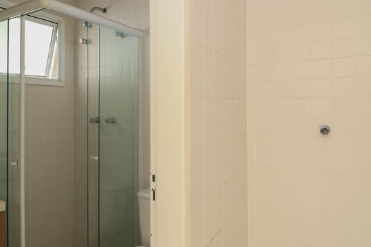 Venda de apartamento com 2 quartos, 1 suíte e piscina no condomínio. — Banheiro do Terraço