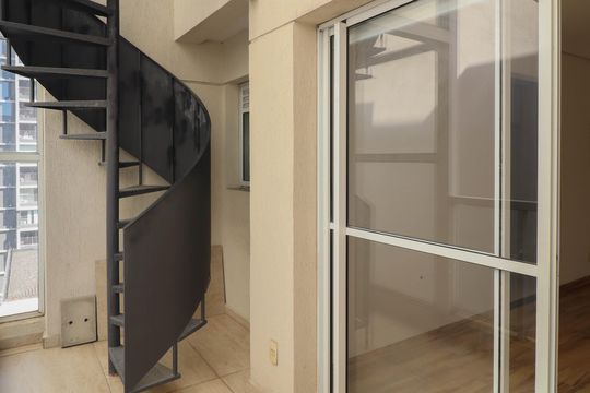 Venda de apartamento com 2 quartos, 1 suíte e piscina no condomínio. — Área Externa