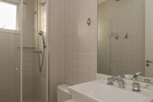Venda de apartamento com 2 quartos, 1 suíte e piscina no condomínio. — Banheiro da Suíte