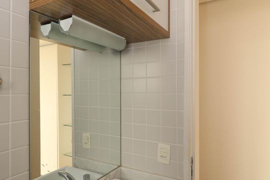 Venda de apartamento com 2 quartos, 1 suíte e piscina no condomínio. — Banheiro da Suíte