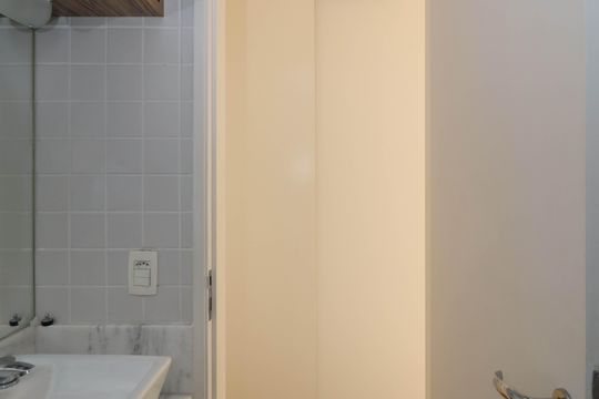 Venda de apartamento com 2 quartos, 1 suíte e piscina no condomínio. — Banheiro