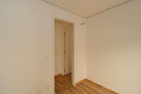 Venda de apartamento com 2 quartos, 1 suíte e piscina no condomínio. — Quarto